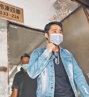 欢欢前夫两次灵堂祭悼 与幼女抱头痛哭
