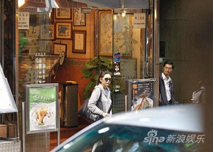 邱淑贞朴素装街边买面包 小店低调吃饭