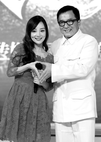 成龙自曝为女人吹头发技术高 号召多做温馨小事