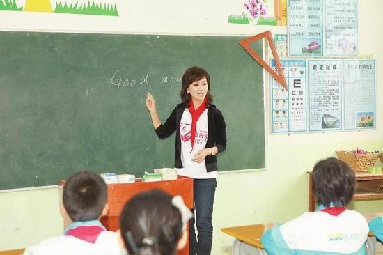 赵雅芝赶赴广西山村 参加"浪漫爱心"公益行动