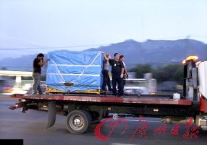 乌里韦去世时仍有390公斤,丧葬工人不得不用卡车来运送其遗体。