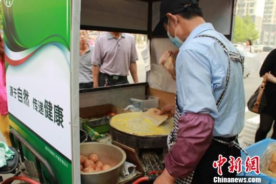 保定煎饼哥坚持用卫生鸡蛋赢赞 均包保鲜膜