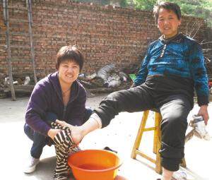 丈夫车祸去世 山村女老师带着婆婆教课